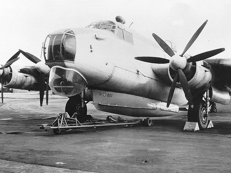 Avro Shackleton with_Saunders-Roe airborne lifeboat